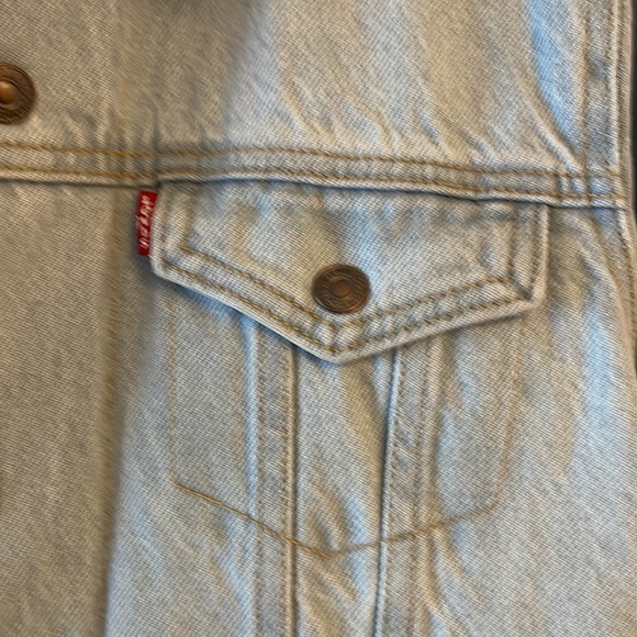 Levi's Original Sherpa Trucker Jacket in light wash - Picture 7 of 15